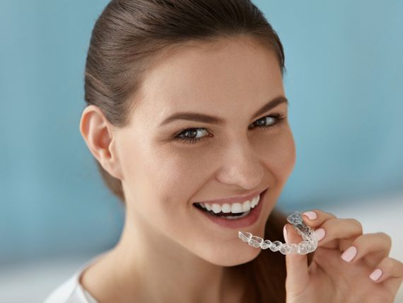 Cuidado dental. mujer sonriente con dientes sanos usando alineador de llaves transparentes removibles, entrenador de silicona de ortodoncia. chica de retrato con sonrisa blanca con bandeja de blanqueamiento invisible